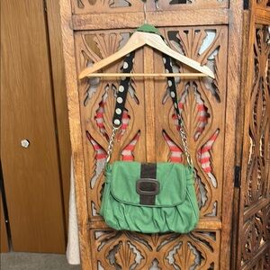 Elegant Green Shoulder Bag with Chain Strap
